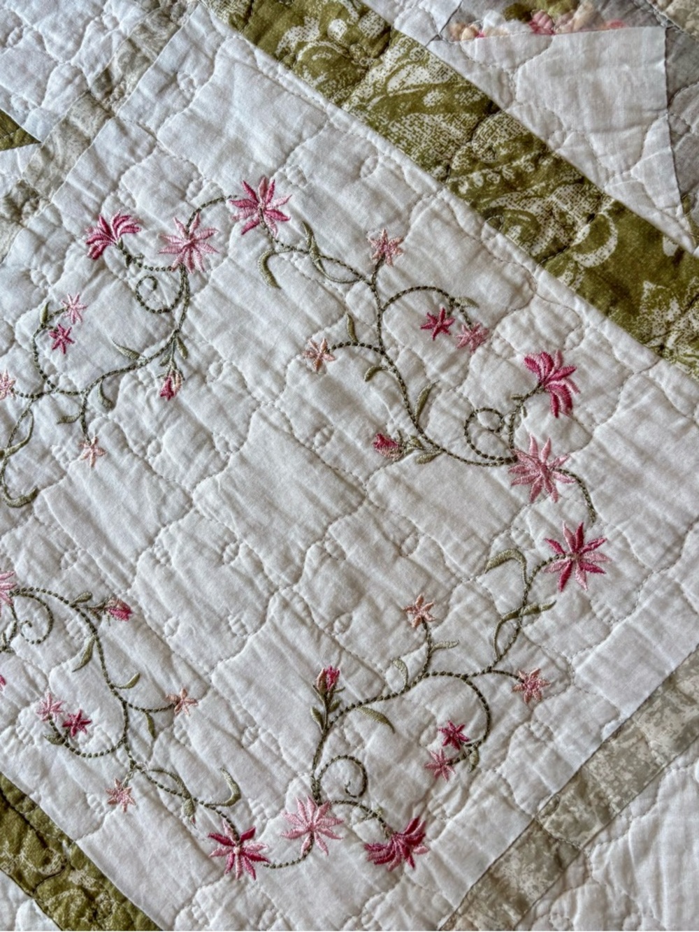 Martha Stewart Oversized Floral Quilt Twin/Extra-Long /Spring Pink & Sage - Picture 7 of 11
